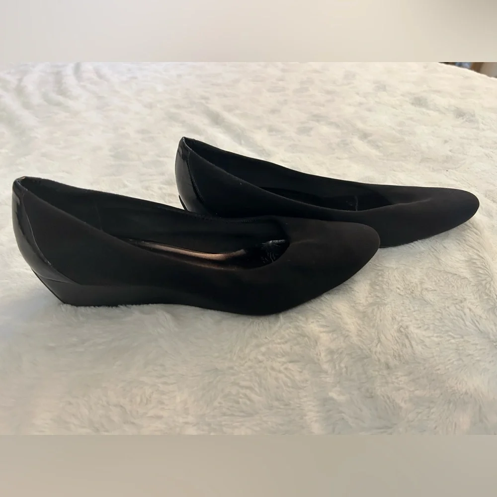 Joan & David Wedge Pumps Black low heel 8.5